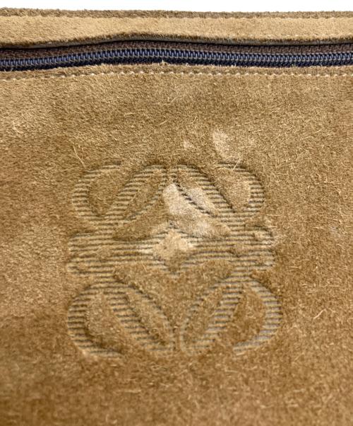 LOEWE（ロエベ）LOEWE (ロエベ) アナグラム型押しスエードポーチ ブラウンの古着・服飾アイテム