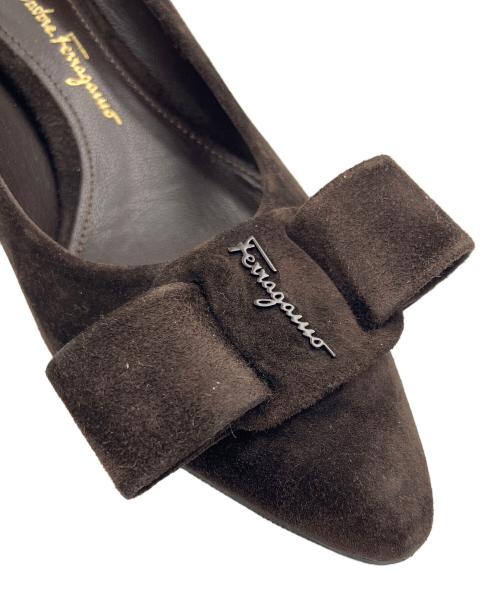 Salvatore Ferragamo（サルヴァトーレ フェラガモ）Salvatore Ferragamo (サルヴァトーレ フェラガモ) ヴァラリボンパンプス VIVA55 ブラウン サイズ:4 1/2の古着・服飾アイテム