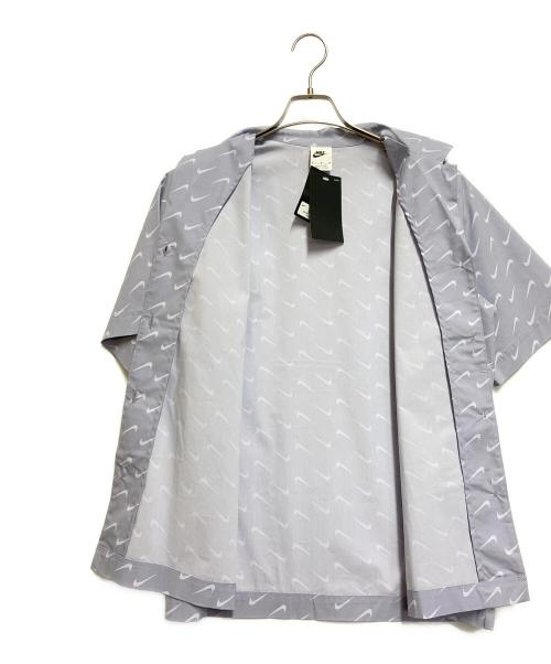 NIKE（ナイキ）NIKE (ナイキ) AS W NSW EVRDY MOD WVN SS TOP グレー サイズ:Ｍ 未使用品の古着・服飾アイテム