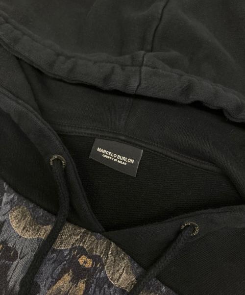 MARCELO BURLON（マルセロバーロン）MARCELO BURLON (マルセロバーロン) プルオーバーパーカー ブラック×ブルー サイズ:XSの古着・服飾アイテム