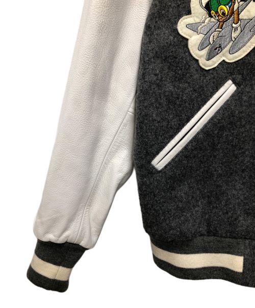 skookum（スクーカム）skookum (スクーカム) HEBRU BRAND (ヘブル・ブラントリー) 2G (ツージー) HEBRU AWARD JACKET ホワイト×グレー サイズ:Ｍの古着・服飾アイテム