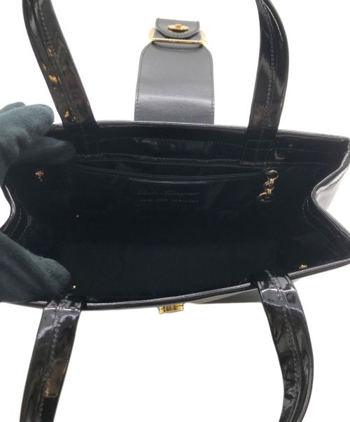 Salvatore Ferragamo（サルヴァトーレ フェラガモ）Salvatore Ferragamo (サルヴァトーレ フェラガモ) エナメルハンドバッグ ブラックの古着・服飾アイテム