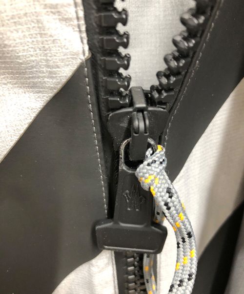 MONCLER（モンクレール）MONCLER (モンクレール) OFFWHITE (オフホワイト) ナイロンジャケット グレー サイズ:ＳＩＺＥ２の古着・服飾アイテム