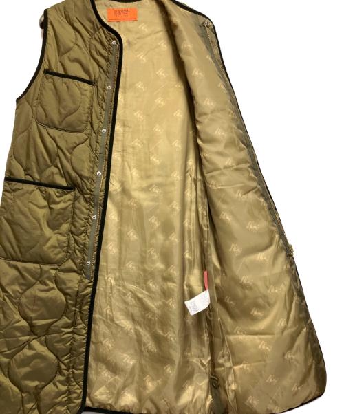 UNIVERSAL OVERALL（ユニバーサルオーバーオール）UNIVERSAL OVERALL (ユニバーサルオーバーオール) QUILT LONG VEST オリーブ サイズ:FREEの古着・服飾アイテム