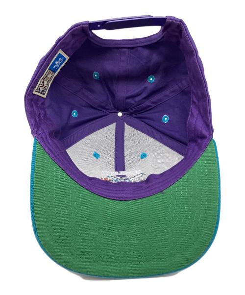 adidas（アディダス）adidas (アディダス) キャップ パープル×グリーンの古着・服飾アイテム