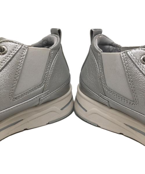 bussola（ブソラ）bussola (ブソラ) ミッドカットサイドゴアスニーカー シルバー×ホワイト サイズ:38の古着・服飾アイテム