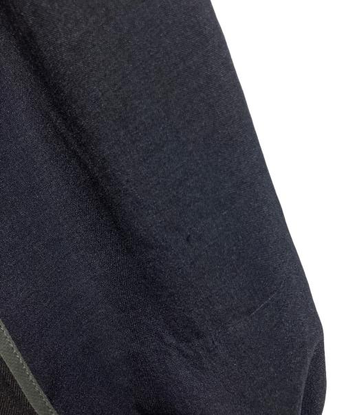 UNITED TOKYO（ユナイテッドトーキョー）UNITED TOKYO (ユナイテッドトーキョー) パイピングフレアブラウス ネイビー×ブラックの古着・服飾アイテム