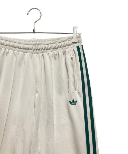 adidas（アディダス）adidas (アディダス) CLASSIC TRACKPANT（クラシック トラックパンツ） ベージュ×グリーン サイズ:ASIA A/XS / KR XS / J XSの古着・服飾アイテム