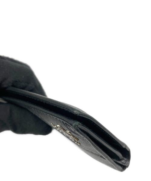 PRADA（プラダ）PRADA (プラダ) サフィアーノトライアングルウォレット ブラックの古着・服飾アイテム