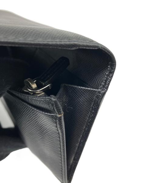 PRADA（プラダ）PRADA (プラダ) サフィアーノトライアングルウォレット ブラックの古着・服飾アイテム