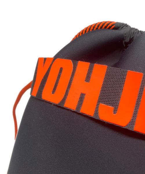 Y-3（ワイスリー）Y-3 (ワイスリー) DRAWSTRING BACKPACK ブラック×オレンジの古着・服飾アイテム