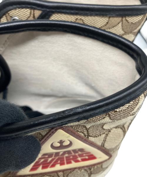 COACH（コーチ）COACH (コーチ) STAR WARS (スターウォーズ) シグネチャートライロゴスニーカー ベージュ×ホワイト サイズ:US 8.5Dの古着・服飾アイテム