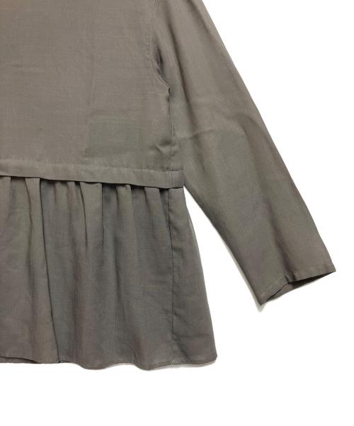 UNITED ARROWS TOKYO（ユナイテッドアローズトウキョウ）UNITED ARROWS TOKYO (ユナイテッドアローズトウキョウ) ペプラム ハイネックブラウス グレー サイズ:不明の古着・服飾アイテム