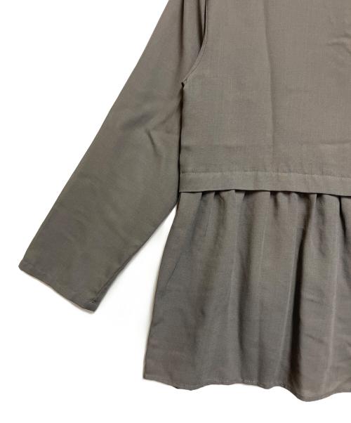 UNITED ARROWS TOKYO（ユナイテッドアローズトウキョウ）UNITED ARROWS TOKYO (ユナイテッドアローズトウキョウ) ペプラム ハイネックブラウス グレー サイズ:不明の古着・服飾アイテム