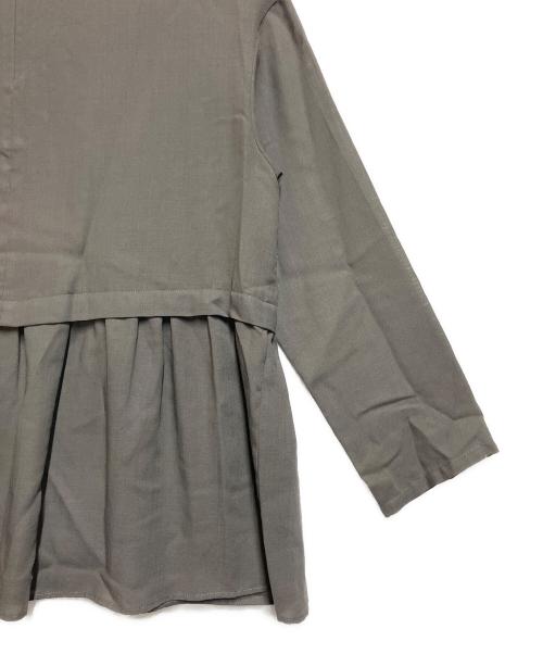UNITED ARROWS TOKYO（ユナイテッドアローズトウキョウ）UNITED ARROWS TOKYO (ユナイテッドアローズトウキョウ) ペプラム ハイネックブラウス グレー サイズ:不明の古着・服飾アイテム