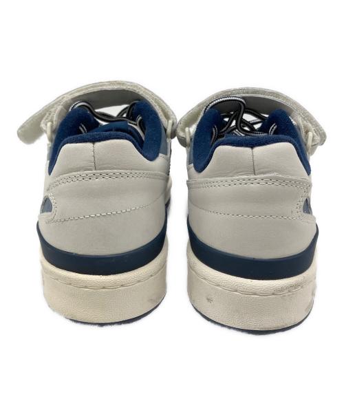 adidas（アディダス）adidas (アディダス) FORUM LOW（フォーラム ロー） ライトグレー×ネイビー サイズ:US 8の古着・服飾アイテム
