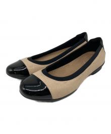 CLARKS（クラークス）の古着「パンプス」｜ベージュ×ブラック