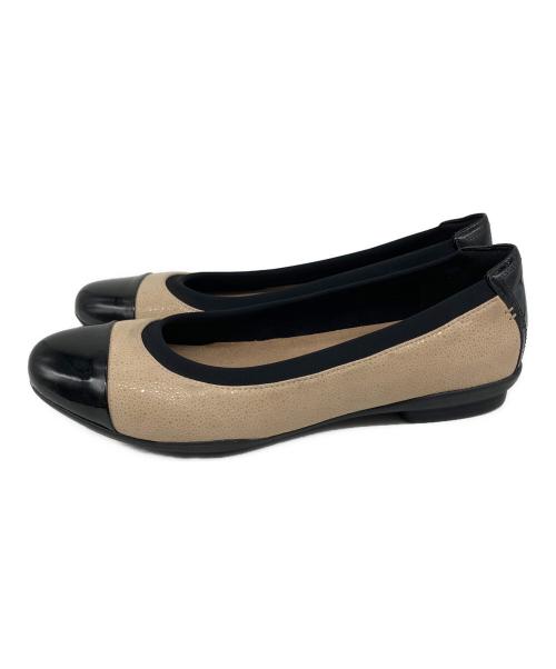 CLARKS（クラークス）CLARKS (クラークス) パンプス ベージュ×ブラック サイズ:23.5cmの古着・服飾アイテム