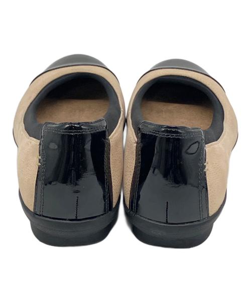 CLARKS（クラークス）CLARKS (クラークス) パンプス ベージュ×ブラック サイズ:23.5cmの古着・服飾アイテム
