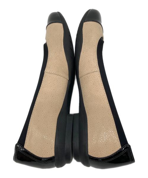 CLARKS（クラークス）CLARKS (クラークス) パンプス ベージュ×ブラック サイズ:23.5cmの古着・服飾アイテム