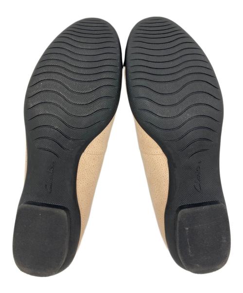 CLARKS（クラークス）CLARKS (クラークス) パンプス ベージュ×ブラック サイズ:23.5cmの古着・服飾アイテム
