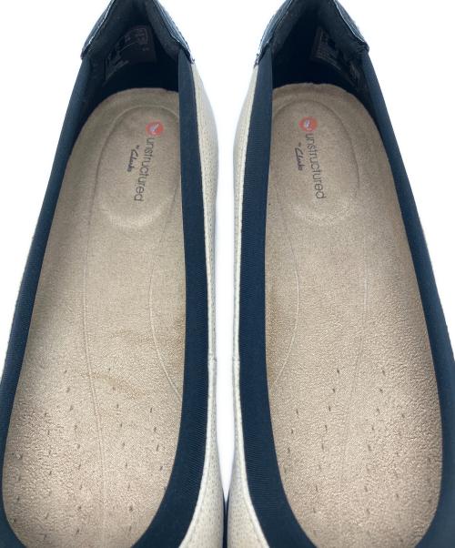 CLARKS（クラークス）CLARKS (クラークス) パンプス ベージュ×ブラック サイズ:23.5cmの古着・服飾アイテム