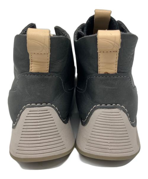 CLARKS（クラークス）CLARKS (クラークス) ハイカットスニーカー グレー×ホワイト サイズ:23.5cmの古着・服飾アイテム