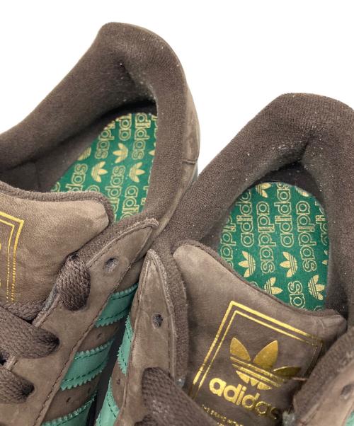 adidas（アディダス）adidas (アディダス) ローカットスニーカー ブラウン×グリーン サイズ:SIZE 26.5の古着・服飾アイテム
