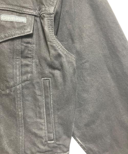 Calvin Klein Jeans（カルバンクラインジーンズ）Calvin Klein Jeans (カルバンクラインジーンズ) クラシックトラッカージャケット ブラック サイズ:SIZE Mの古着・服飾アイテム