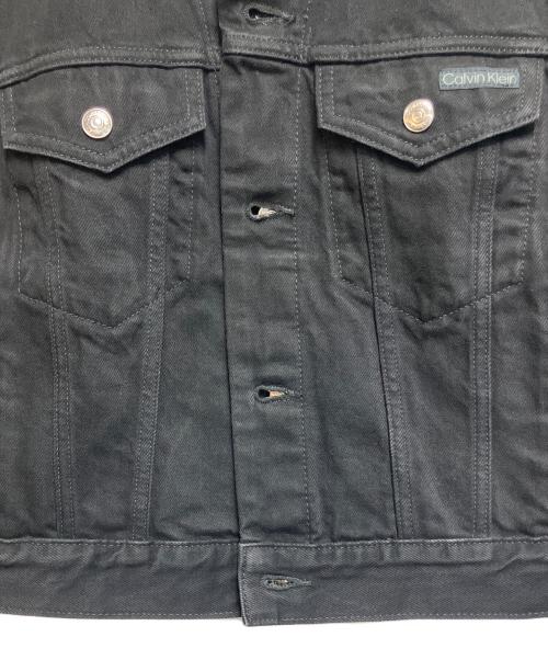 Calvin Klein Jeans（カルバンクラインジーンズ）Calvin Klein Jeans (カルバンクラインジーンズ) クラシックトラッカージャケット ブラック サイズ:SIZE Mの古着・服飾アイテム
