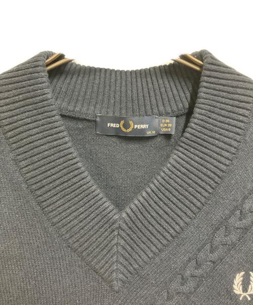 FRED PERRY（フレッドペリー）FRED PERRY (フレッドペリー) Split Hem Cable Knit Jumper ネイビー サイズ:SIZE Mの古着・服飾アイテム