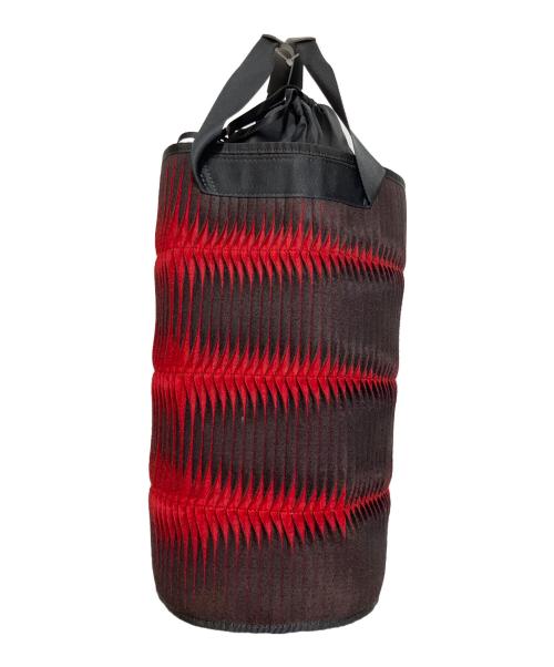 ISSEY MIYAKE（イッセイミヤケ）ISSEY MIYAKE (イッセイミヤケ) ハンドバッグ レッド×ブラックの古着・服飾アイテム
