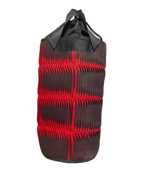 ISSEY MIYAKE（イッセイミヤケ）ISSEY MIYAKE (イッセイミヤケ) ハンドバッグ レッド×ブラックの古着・服飾アイテム