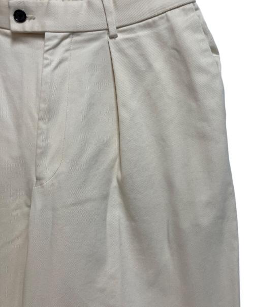 MARKAWARE（マーカウェア）MARKAWARE (マーカウェア) CLASSIC FIT TROUSERS Ⅲ アイボリー サイズ:SIZE Lの古着・服飾アイテム