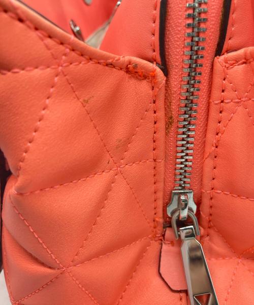 GUESS（ゲス）GUESS (ゲス) キルティングトートバッグ ネオンオレンジの古着・服飾アイテム