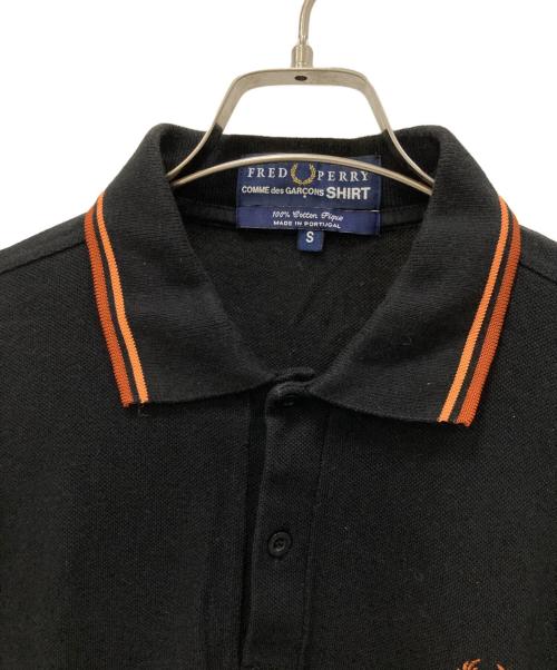 FRED PERRY（フレッドペリー）FRED PERRY (フレッドペリー) COMME des GARCONS SHIRT (コムデギャルソンシャツ) 半袖ポロシャツ ブラック×オレンジ サイズ:Sの古着・服飾アイテム
