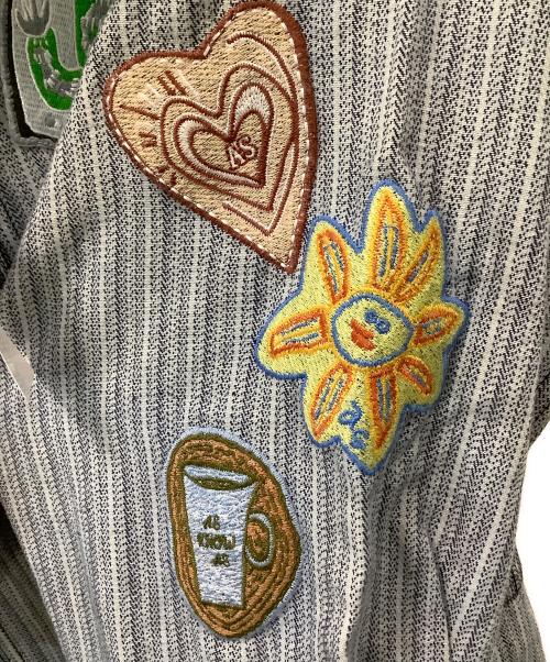 As know as olaca（アズノウアズ オオラカ）As know as olaca (アズノウアズ オオラカ) ワッペン刺繍ジップアップジャケット ネイビー×マルチカラー サイズ:5 未使用品の古着・服飾アイテム