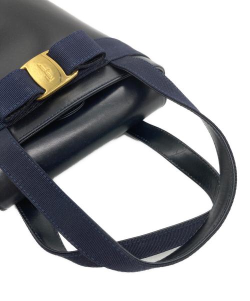 Salvatore Ferragamo（サルヴァトーレ フェラガモ）Salvatore Ferragamo (サルヴァトーレ フェラガモ) ヴァラリボンハンドバッグ ブラック×ネイビーの古着・服飾アイテム