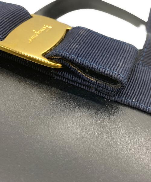 Salvatore Ferragamo（サルヴァトーレ フェラガモ）Salvatore Ferragamo (サルヴァトーレ フェラガモ) ヴァラリボンハンドバッグ ブラック×ネイビーの古着・服飾アイテム