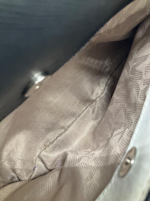 MICHAEL KORS（マイケル・コース）MICHAEL KORS (マイケル・コース) ショルダーバッグ ホワイト×ブラックの古着・服飾アイテム