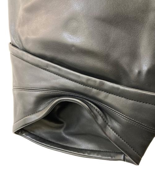 COMME des GARCONS HOMME PLUS（コムデギャルソンオムプリュス）COMME des GARCONS HOMME PLUS (コムデギャルソンオムプリュス) フェイクレザーハーフパンツ ブラック サイズ:XSの古着・服飾アイテム