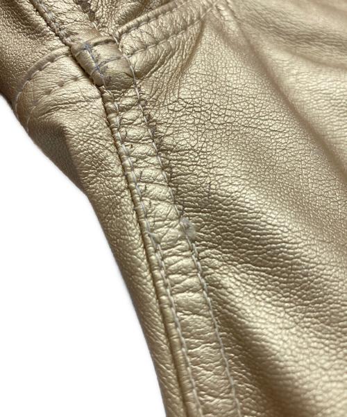 COMME des GARCONS HOMME PLUS（コムデギャルソンオムプリュス）COMME des GARCONS HOMME PLUS (コムデギャルソンオムプリュス) フェイクレザーパンツ ゴールド サイズ:XSの古着・服飾アイテム