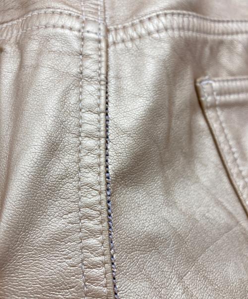 COMME des GARCONS HOMME PLUS（コムデギャルソンオムプリュス）COMME des GARCONS HOMME PLUS (コムデギャルソンオムプリュス) フェイクレザーパンツ ゴールド サイズ:XSの古着・服飾アイテム