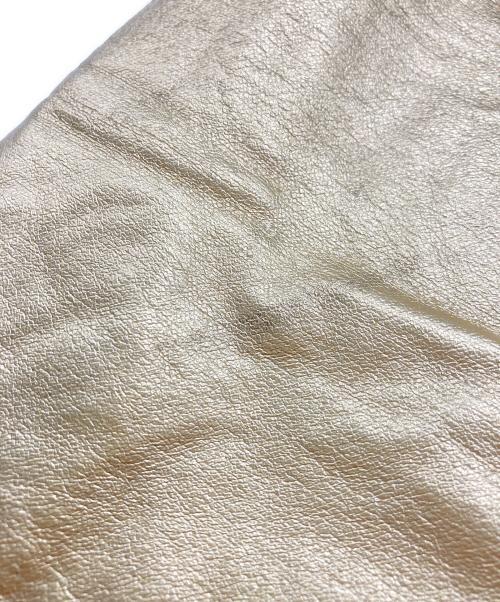COMME des GARCONS（コムデギャルソン）COMME des GARCONS (コムデギャルソン) フェイクレザークロップドパンツ ゴールド サイズ:Sの古着・服飾アイテム