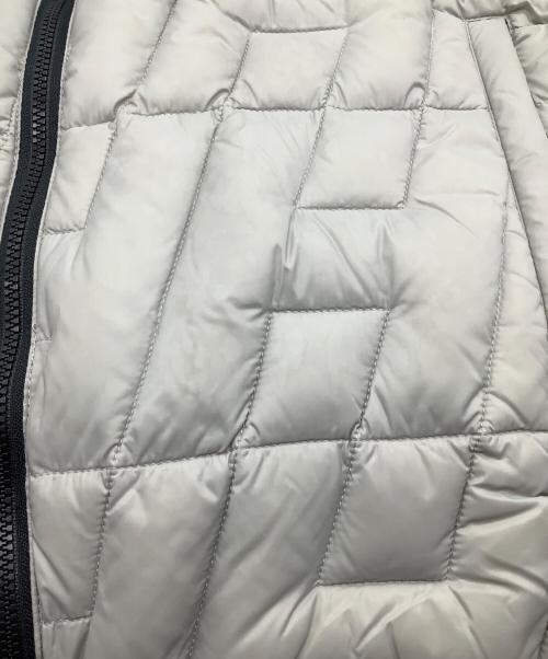 HUF（ハフ）HUF (ハフ) TAION (タイオン) ダウンジャケット ライトグレー サイズ:Sの古着・服飾アイテム