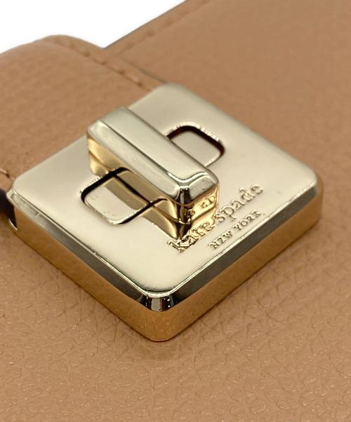 Kate Spade（ケイトスペード）Kate Spade (ケイトスペード) フィービー ターンロック ミディアム ウォレット ベージュの古着・服飾アイテム