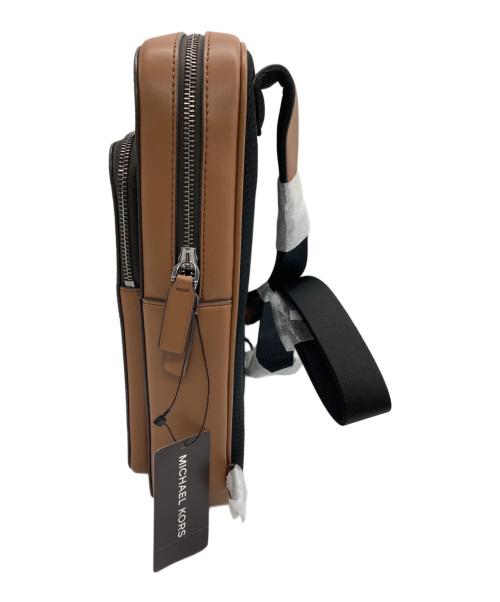 MICHAEL KORS（マイケル・コース）MICHAEL KORS (マイケル・コース) ボディーバッグ ブラウン×ブラック 未使用品の古着・服飾アイテム
