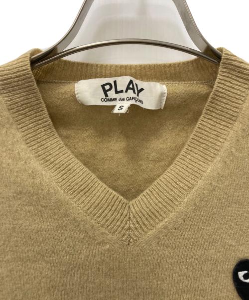 PLAY COMME des GARCONS（プレイコムデギャルソン）PLAY COMME des GARCONS (プレイコムデギャルソン) ワッペンVネックセーター ベージュ サイズ:Sの古着・服飾アイテム