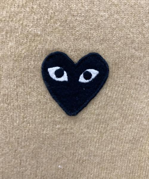 PLAY COMME des GARCONS（プレイコムデギャルソン）PLAY COMME des GARCONS (プレイコムデギャルソン) ワッペンVネックセーター ベージュ サイズ:Sの古着・服飾アイテム