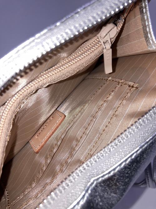 ESTINE（エスティーヌ）ESTINE (エスティーヌ) スマホショルダー シルバー 未使用品の古着・服飾アイテム